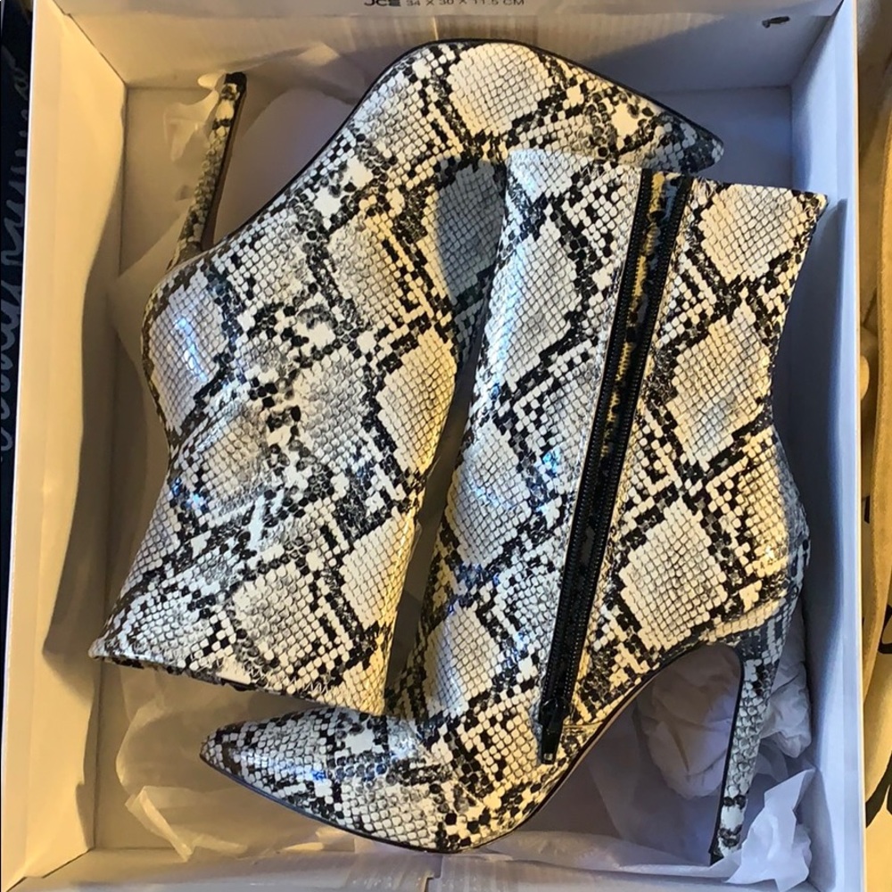 Steve Madden whimsy snake  GLOW IN THE DARK